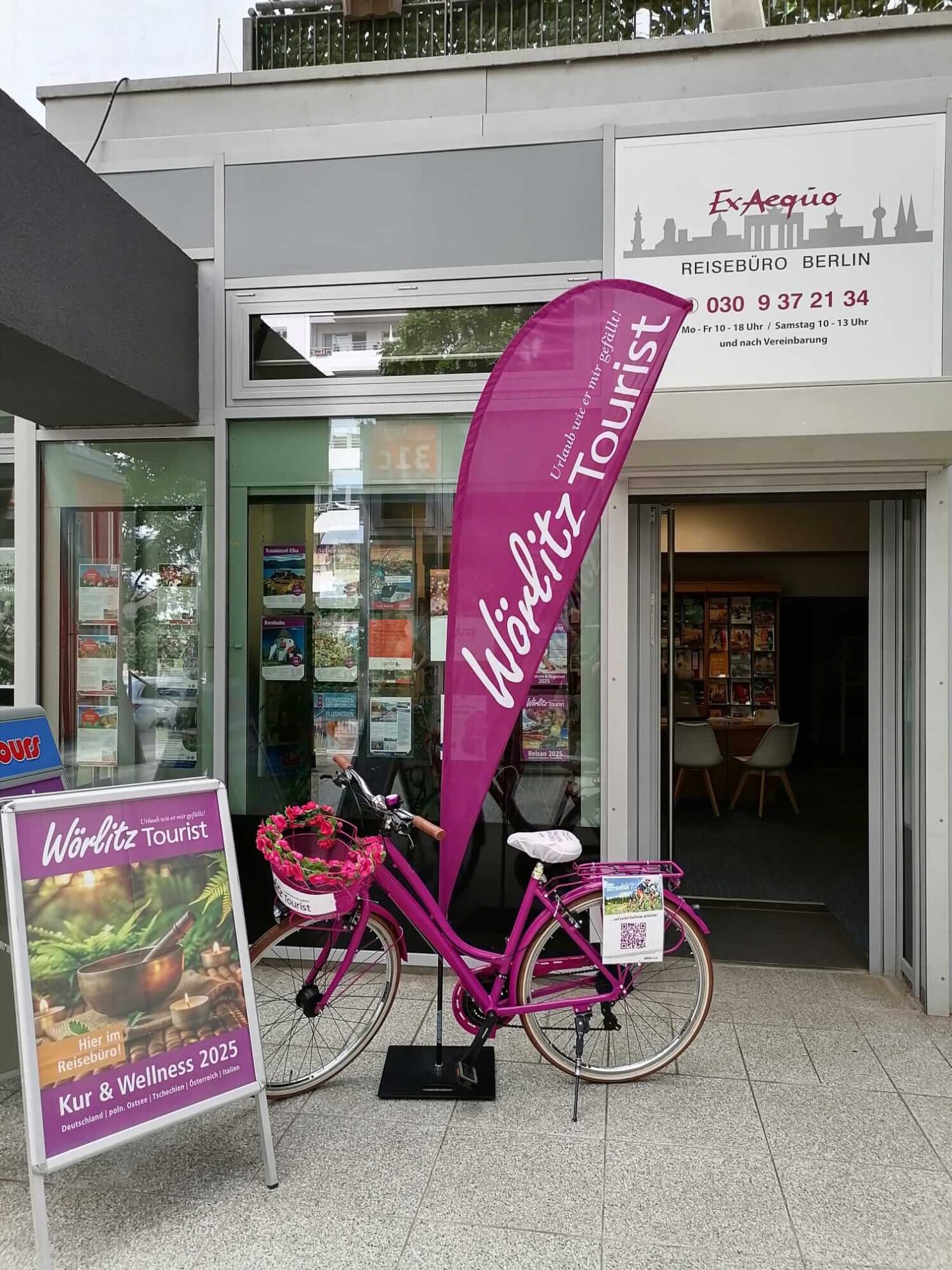 Schaufensterdeko-Ex-Aequo-Reisebüro-Berlin