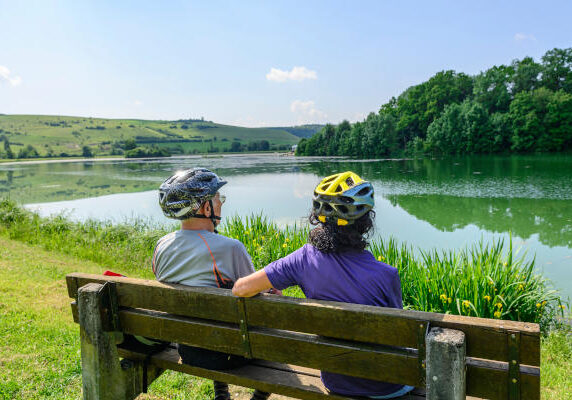 Radtour mit den Kindern und den Großeltern an einem sonnigen Frühsommertag am idyllischen Härtsfeldsee nahe Neresheim in der schwäbisch-fränkischen Alb.