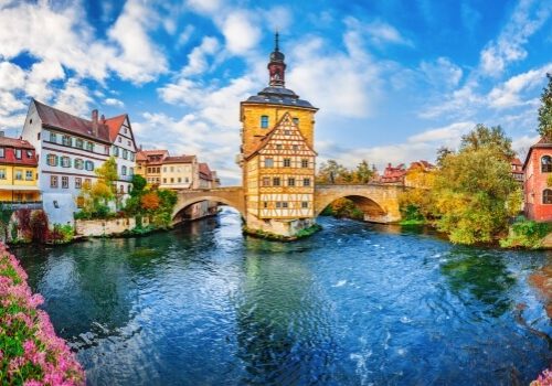 Städtereisen mit dem Bus in die Altstadt von Bamberg in Bayern, Deutschland.
