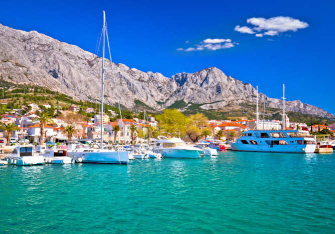 Town of Baska Voda waterfront view Hafen von Baška Voda an der Makarska Riviera, Kroatien