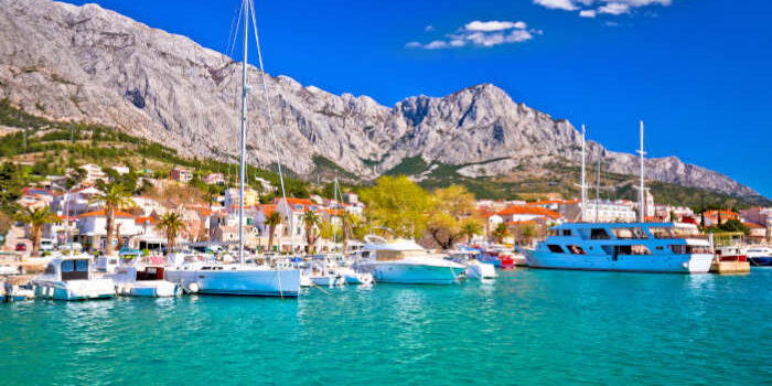 Town of Baska Voda waterfront view Hafen von Baška Voda an der Makarska Riviera, Kroatien