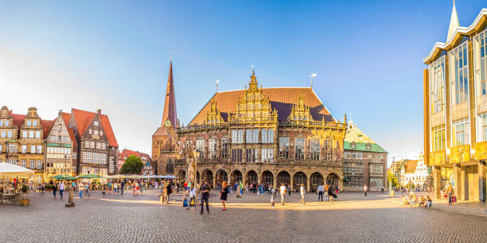 Panoramablick auf den Bremer Marktplatz mit Rathaus und Bremer Dom, Deutschland