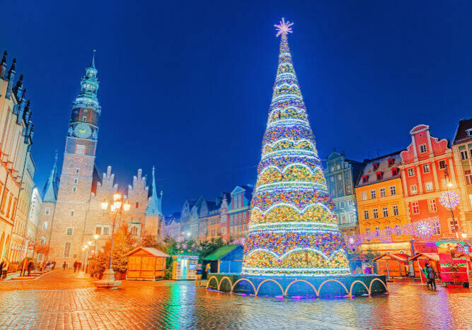 Adventsreisen nach Polen. Beleuchteter Weihnachtsbaum auf dem zentralen Platz der Altstadt auf dem Weihnachtsmarkt in Breslau, Polen.
