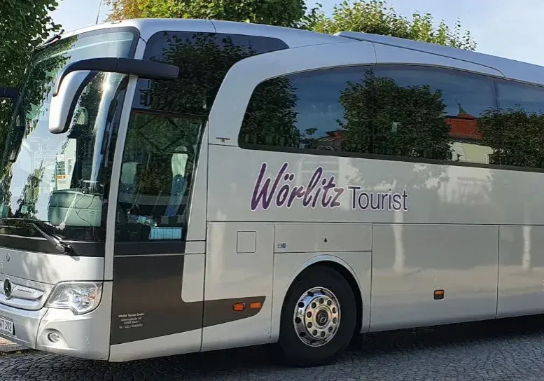 Reisebus mit Fahrer im 5-Sterne-Bus von Wörlitz Tourist.