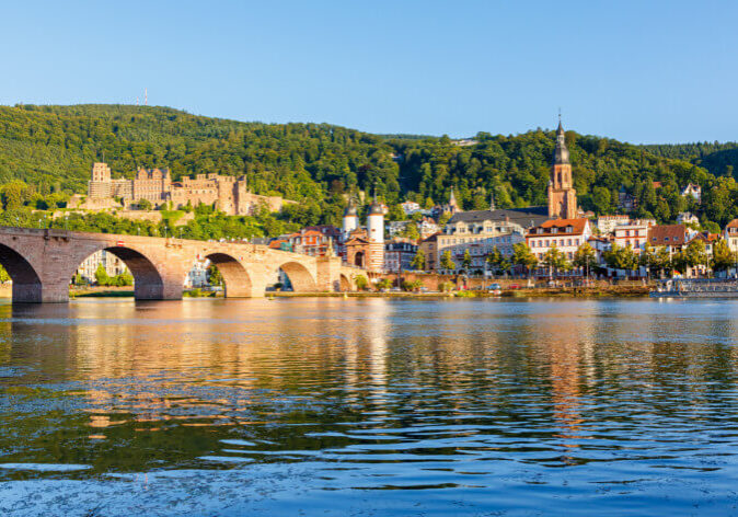 Busreisen-Heidelberg Busreisen Heidelberg. Schöner Blick auf Heidelberg im Sommerlicht. Heidelberg am Neckar in Deutschland ist bekannt für seine Universität und sein romantisches Flair