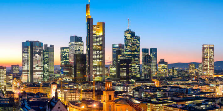 Auf Busreisen nach Hessen mit Sicht auf die Skyline von Frankfurt,