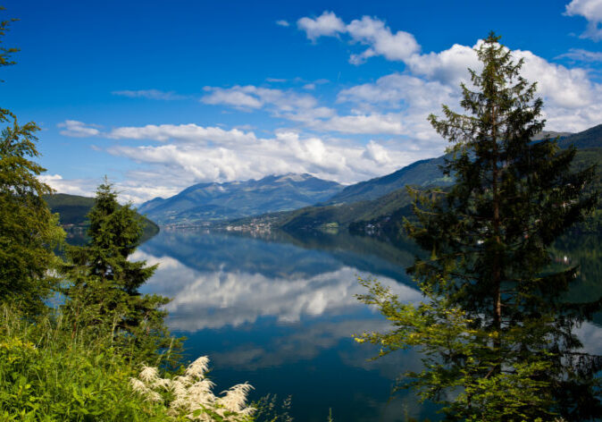Busreisen-Kaernten-stalker Kärnten, umgeben von grünen Bergen und Seen.