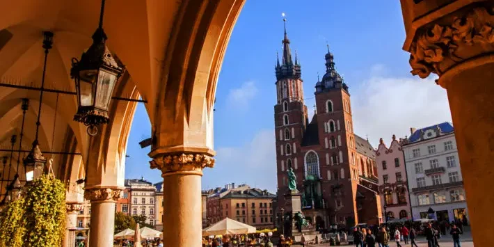 Polen-Reisen ab Berlin, Busreisen nach Polen in die historische Altstadt von Krakau mit den Tuchhallen und der Marienkirche am Rynek Glówny.