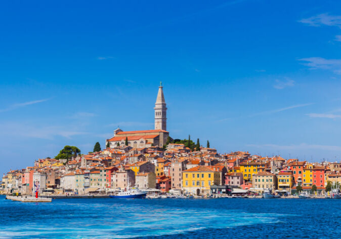 Busreisen-Rovinj-Kroatien Blick auf die Altstadt von Rovinj während einer Busreise nach Kroatien. Umgeben von der malerischen Adriaküste und den charakteristischen bunten Häusern der Hafenstadt.