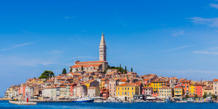 Busreisen-Rovinj-Kroatien Blick auf die Altstadt von Rovinj während einer Busreise nach Kroatien. Umgeben von der malerischen Adriaküste und den charakteristischen bunten Häusern der Hafenstadt.
