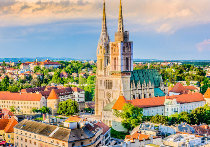 Busreisen-Zagreb-Kroatien Blick auf Zagreb während einer Busreise, mit der malerischen Altstadt, historischen Gebäuden und der modernen Architektur der kroatischen Hauptstadt im Hintergrund.