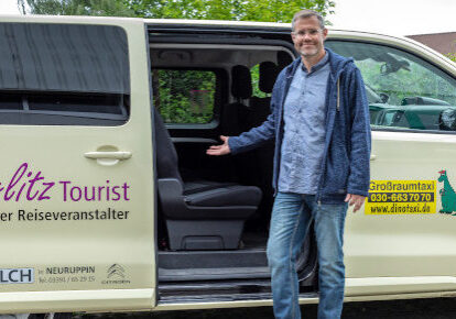 Dinotaxi-2023-1-panorama Haustür-Transfer von Wörlitz Tourist