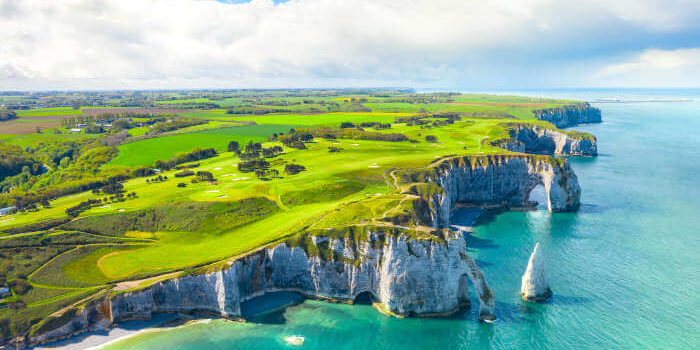 Etretat_274571371 Panoramablick auf die weißen Kreidefelsen von Étretat an der Küste der Normandie, Frankreich