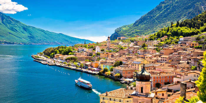 Gardasee_158306343 Uferpromenade von Limone sul Garda, Lombardei, Italien. Busreisen Italien zum Gardasee.