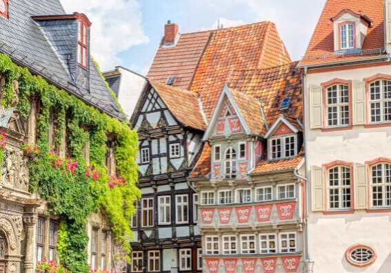 Alte, traditionelle Fachwerkhäuser in der Welterbestadt Quedlinburg im Harz, Markt und und Gebäude der Stadtverwaltung