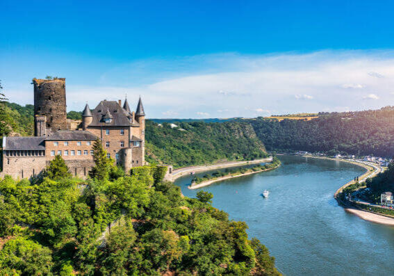 Burg Katz und romantischer Rhein im Sommer.