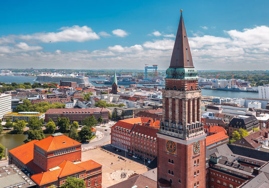 Kiel-Hafen_585523894 Kiel ist einer der wichtigsten Abfahrtshäfen für Kreuzfahrten ab Deutschland.