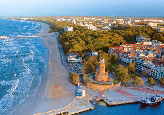 Kolberg Diese Luftaufnahme konzentriert sich auf den berühmten Leuchtturm von Kołobrzeg und den florierenden Hafen darunter.