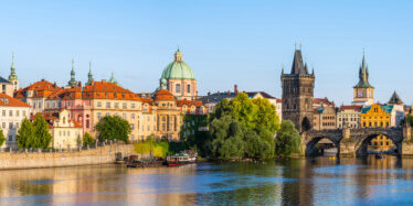 Kurzreisen-Reisethemen Kurzreisen ab Berlin. Blick auf die Karls brücke in Prag.
