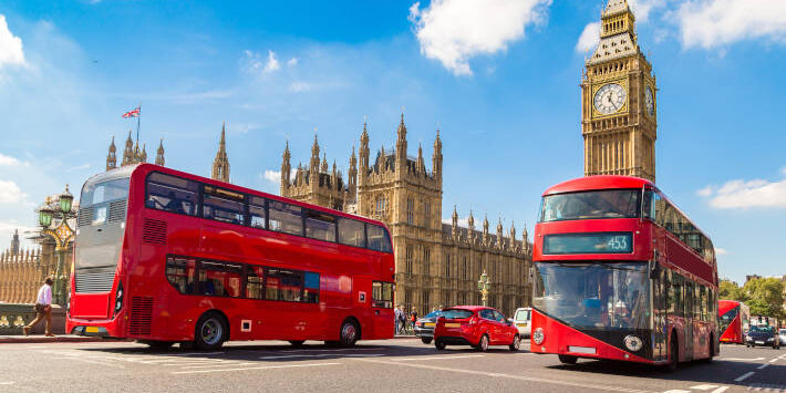Big Ben, Westminster Bridge, roter Bus in London.