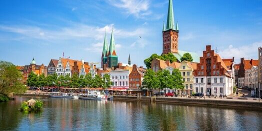 Panoramablick auf die Skyline der Hansestadt Lübeck mit der berühmten Marienkirche, Schleswig-Holstein, Deutschland