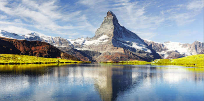 Matterhorn mit Spiegelung im Stellisee bei Zermatt, Schweiz, an einem klaren Tag mit blauem Himmel.