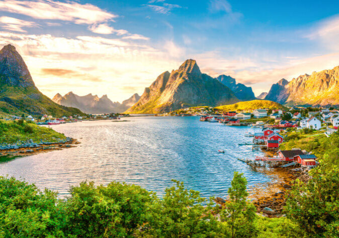 Norwegen-Lofoten Norwegen Lofoten Reisen. Blick auf das Fischerdorf Reine auf den Lofoten, Norwegen