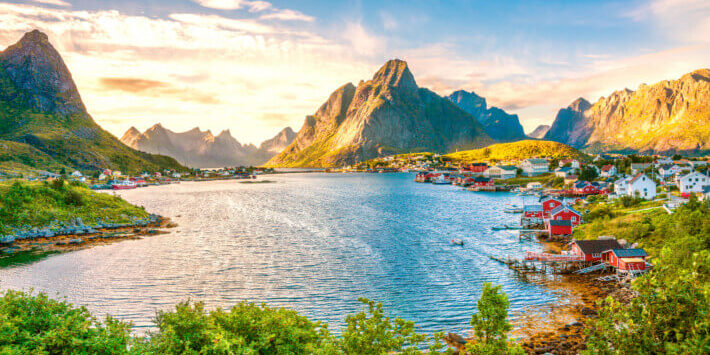 Norwegen Lofoten Reisen. Blick auf das Fischerdorf Reine auf den Lofoten, Norwegen