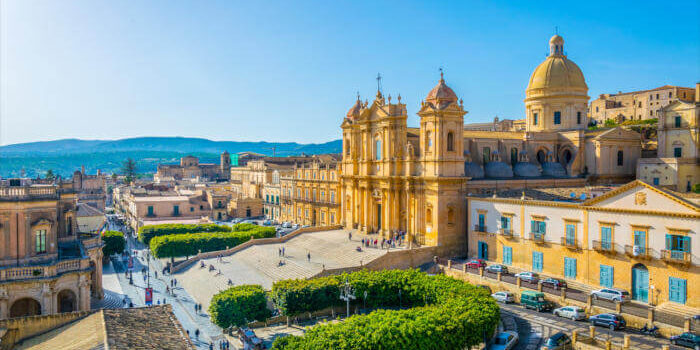 Noto_205972242 Barocke Altstadt von Noto auf Sizilien, Italien. Kathedrale San Nicolò und sonniger Piazza im Abendlicht.