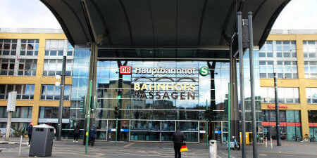 Potsdam Reisebuero_1132953491 Potsdam Reisebüro Wörlitz Tourist. Blick auf den Eingang des Hauptbahnhof Potsdam.