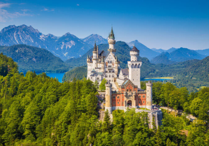 Während Busreisen nach Bayern mit Blick auf das Schloss Neuschwanstein.