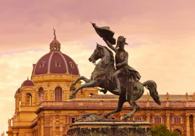 Reisen-Wien Reisen nach Wien. Reiterstatue am Maria-Theresien-Platz in Wien, Österreich, vor der Kuppel des Kunsthistorischen Museums bei Sonnenuntergang.