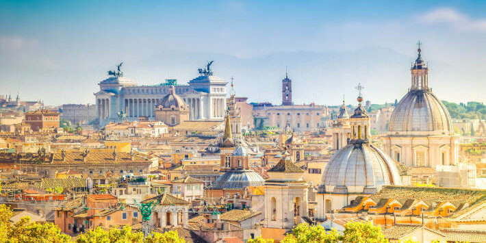 Blick auf die Skyline der Stadt Rom am Tag, Italien, Retro-getönt.