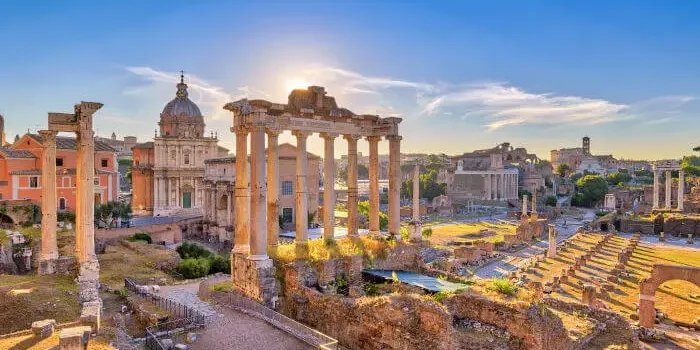 Rom Forum Romanum in Rom, Italien-Reisen, mit antiken Säulen, Kirchenkuppel und Sonne im Abendlicht.