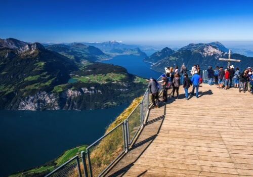 Aussichtsterrasse auf dem Fronalpstock während Busreisen in die Schweiz, mit Blick auf den Vierwaldstättersee und die umliegenden Berge.