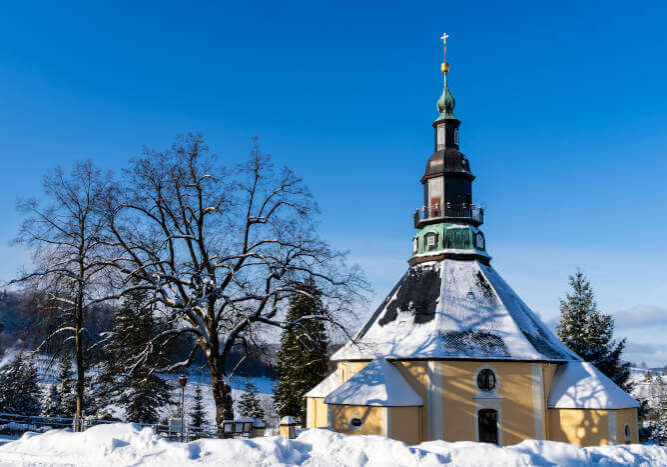 Seiffener Kirche im Weihnachtsdorf Erzgebirge in Sachsen, Deutschland im Winter.