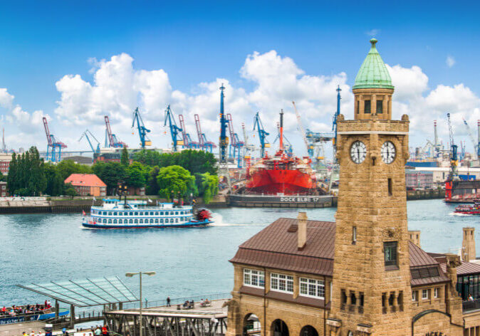 Städtereisen ab Berlin nach Hamburg, Blick auf den Hamburger Hafen.