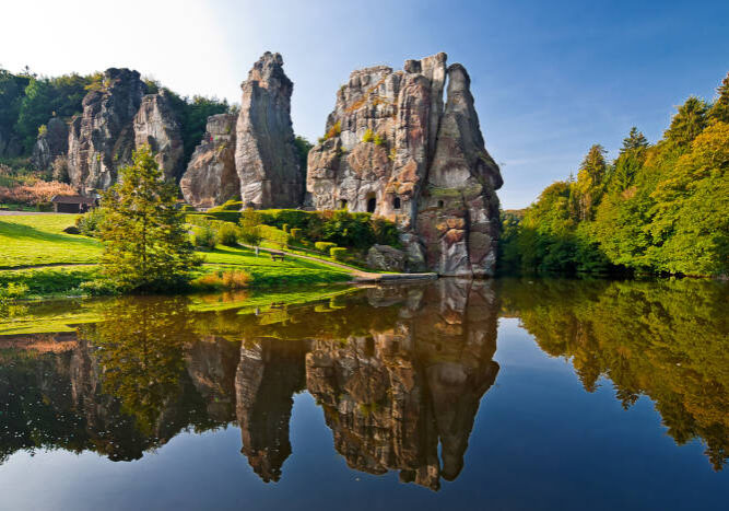 Die Externsteine mit See vor dem Teutoburger Wald
