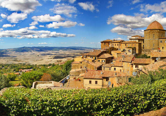 Volterra ist eine malerische Stadt in der Toskana Busreisen nach Volterra. In die malerische Stadt in der Toskana.