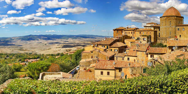 Volterra ist eine malerische Stadt in der Toskana Italien-Reisen: Busreisen nach Volterra. In die malerische Stadt in der Toskana.