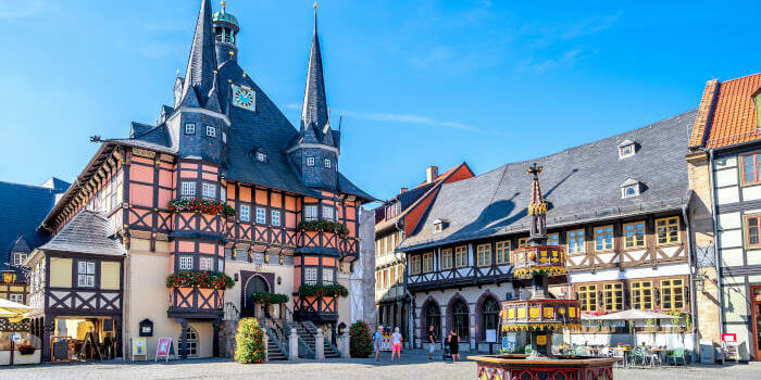 Tagesfahrten nach Wernigerode mit Blick auf das Rathaus, Sachsen Anhalt, Deutschland.