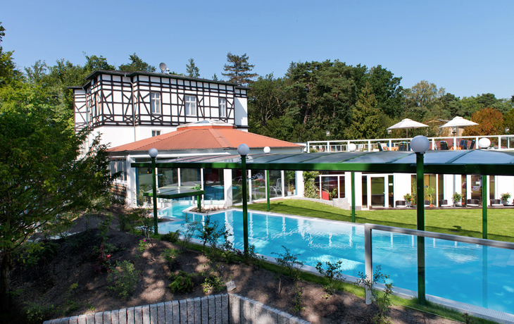 Gartenseite mit Außenpool