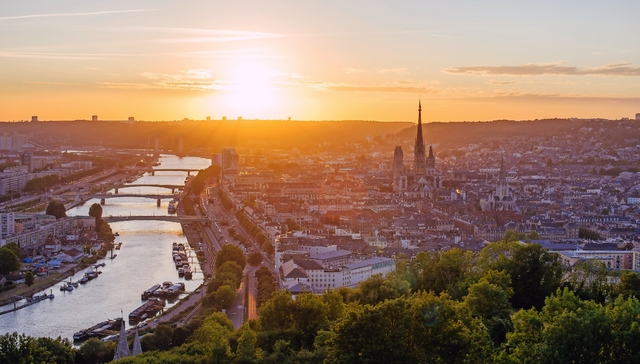 Panorama der Stadt Rouen bei Sonnenuntergang mit der Seine und der Kathedrale. Genommen von der Küste St Catherine