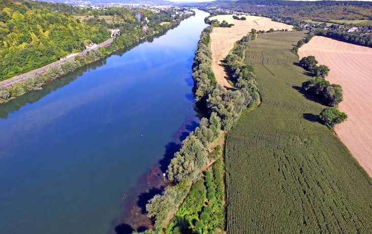 Fluss Seine stromaufwärts von Giverny (rechts) und Vernon (links)