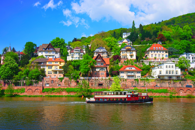 Schiff auf dem Neckar in Heidelberg