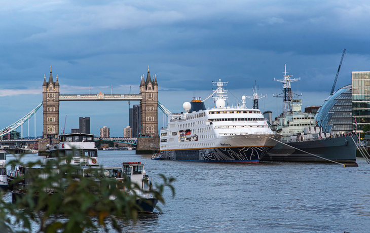 MS Hamburg in London