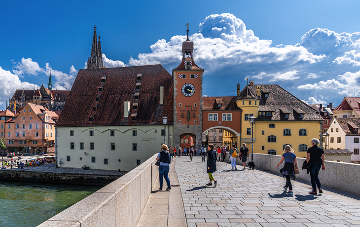 Steinerne Brücke und Stadttor von Regensburg im Sommer
