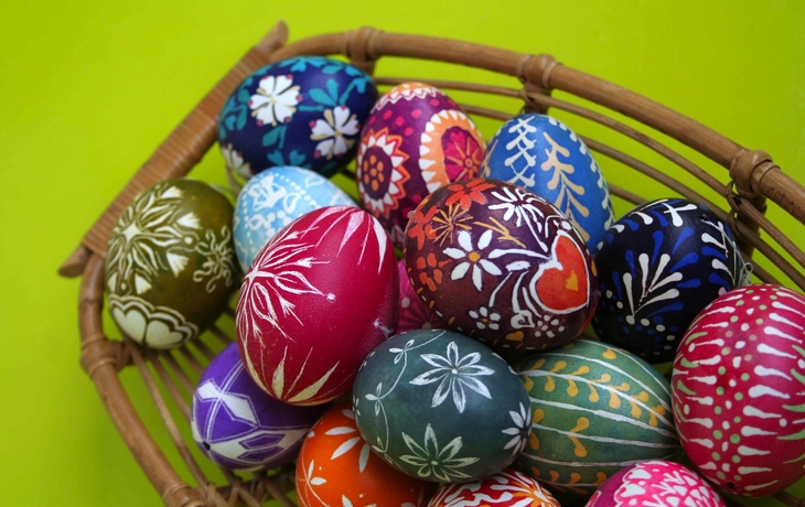 Sorbische Ostereier im Körbchen