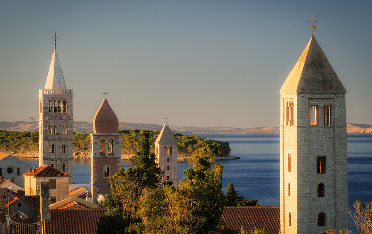 vier Glockentürme auf der Insel Rab