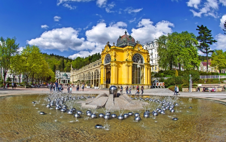 Hauptkolonnade und singender Springbrunnen in Marienbad - berühmter böhmischer Kurort im westlichen Teil der Tschechischen Republik (Region Karlsbad)